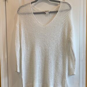 V-NECK KNIT SWEATER WHITE
OPEN KNIT SIZE LARGE LONG SLEEVES
SLITS ON SIDE